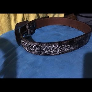 Belt with wing cross